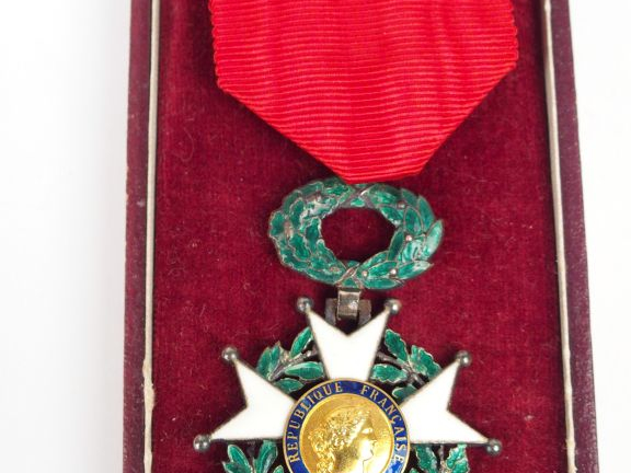 Boite en carton rouge sombre contenant une étoile de chevalier de la l