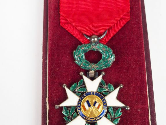 Boite en carton rouge sombre contenant une étoile de chevalier de la l