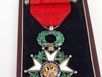 Boite en carton rouge sombre contenant une étoile de chevalier de la l