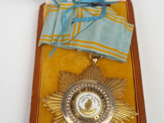 Vente aux enchères Boite en carton gainée de cuir fauve et contenant une étoile de comman