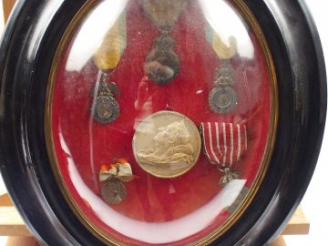 Vente aux enchères Lot de décorations françaises dans un cadre contenant : -Une médaille 