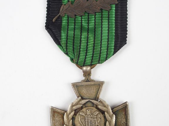 Belle réplique de la rarissime croix de guerre légionnaire (remises au