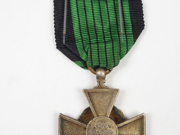 Belle réplique de la rarissime croix de guerre légionnaire (remises au