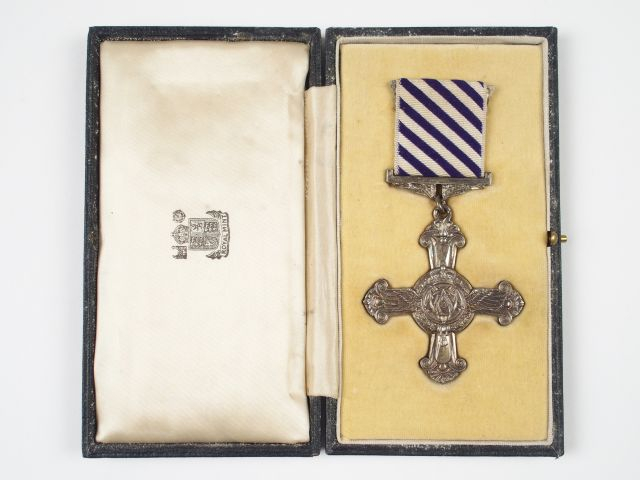 Rarissime décoration Britannique « D.F.C. » Dans sa boite d’origine, b