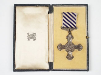 Vente aux enchères Rarissime décoration Britannique « D.F.C. » Dans sa boite d’origine, b