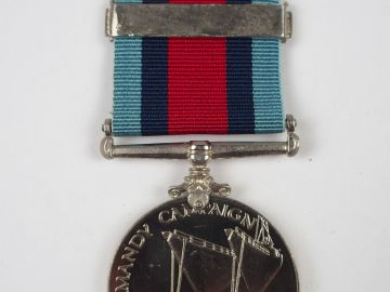 Superbe décoration commémorative du débarquement en Normandie, boite e