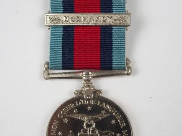 Superbe décoration commémorative du débarquement en Normandie, boite e