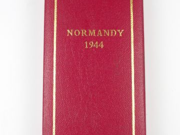 Superbe décoration commémorative du débarquement en Normandie, boite e