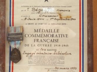 Vente aux enchères Tableau contenant une médaille commémorative française de la guerre de