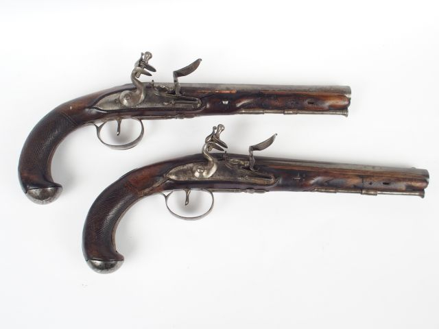 Paire de grands pistolets à silex, monture en noyer (accidents réparab