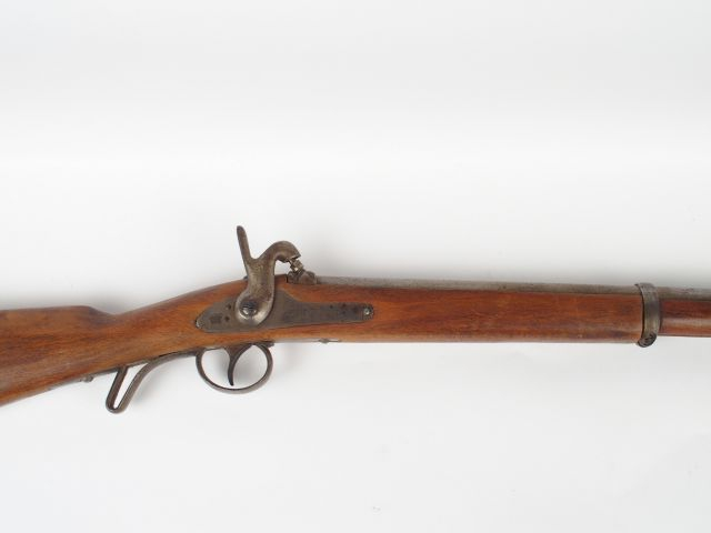 Joli fusil de traite à percussion arme montée fer, monture en noyer, p