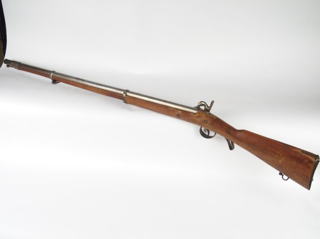 Joli fusil de traite à percussion arme montée fer, monture en noyer, p