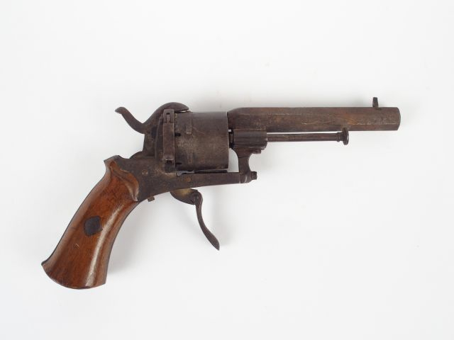 Revolver système Lefaucheux calibre 7mm à broche, crosse noyer, détent