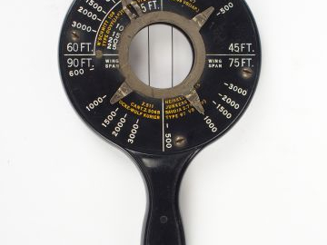 Artefact en bakélite noire fabriqué en 1944 et permettant à la DCA US 