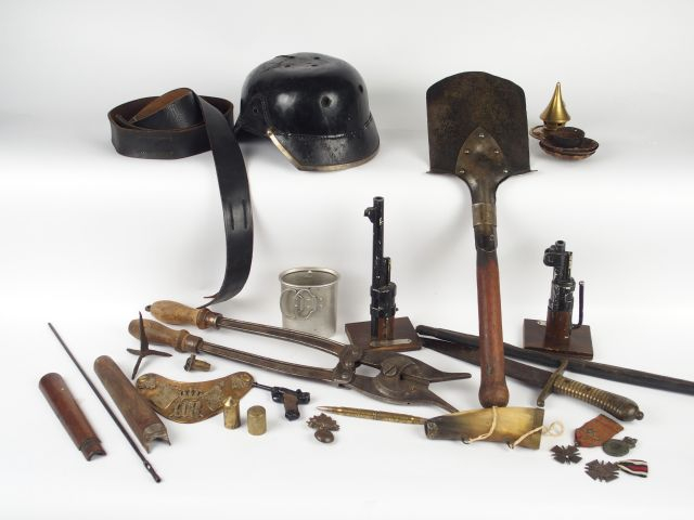 Fond de collection composé de 2 bouches de fusils Mauser en plastique 