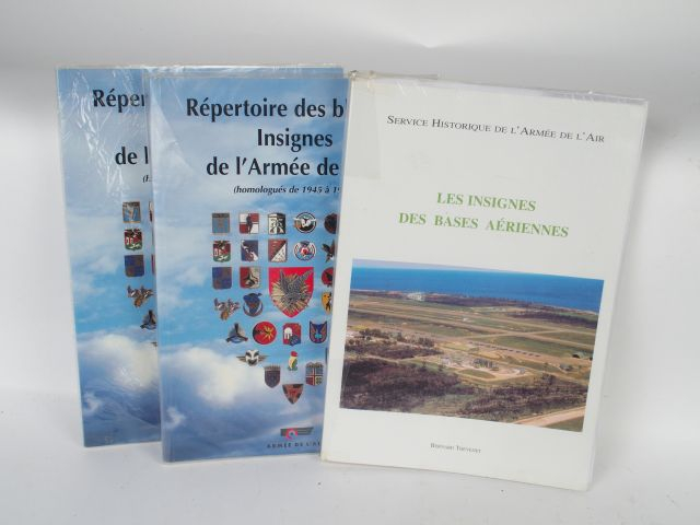 Lot de documentation sur les insignes de l’armée de l’air et les insig