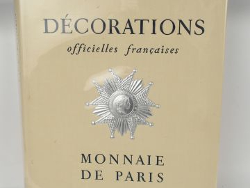 Livre "Décorations officielles françaises" (Monnaie de Paris). (x 2). 