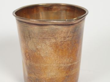 Lot en argent comprenant :1 timbale modèle filet chiffré. Poinçon Mine