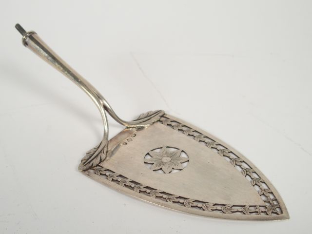 Pelle à tarte en argent à décor ajouré floral. Poinçon 2e Coq. Poids :