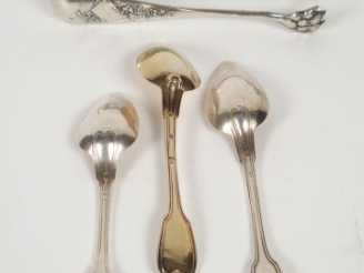 Vente aux enchères Pince à sucre, deux cuillères en argent, et une en vermeil. Poids tel 