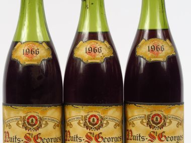 3 BOUTEILLES NUITS ST GEORGES 'LES CAILLES' - 1966 - 4,5 cm/5 cm/6cm