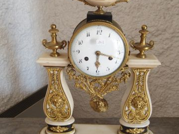Pendule portique de style Louis XVI en marbre blanc et bronze
