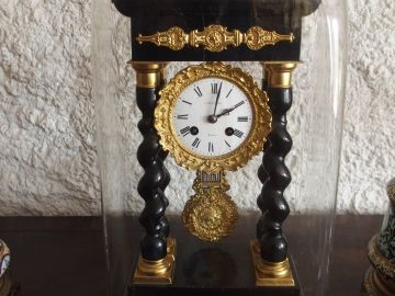 Pendule portique XIXme sous globe en bois noirci (manque balancier)