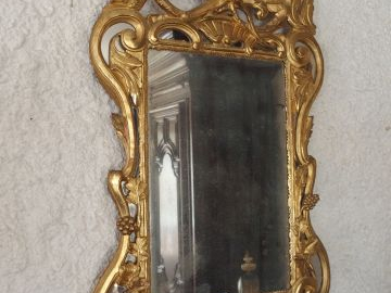 Glace à parecloses en bois et stuc doré de style Louis XV