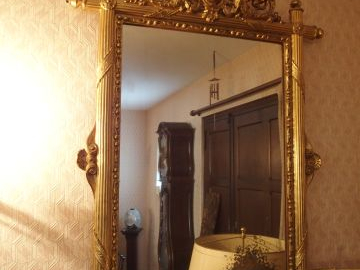 Miroir XIXeme en bois et stuc doré fronton à décor de chimères