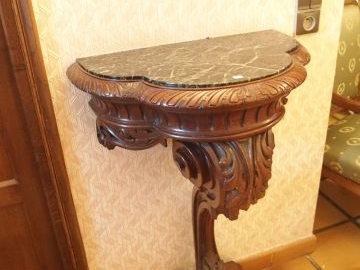 Paire de consoles de style Louis XV en noyer dessus marbre vert