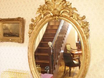 Miroir médaillon en bois et stuc doré