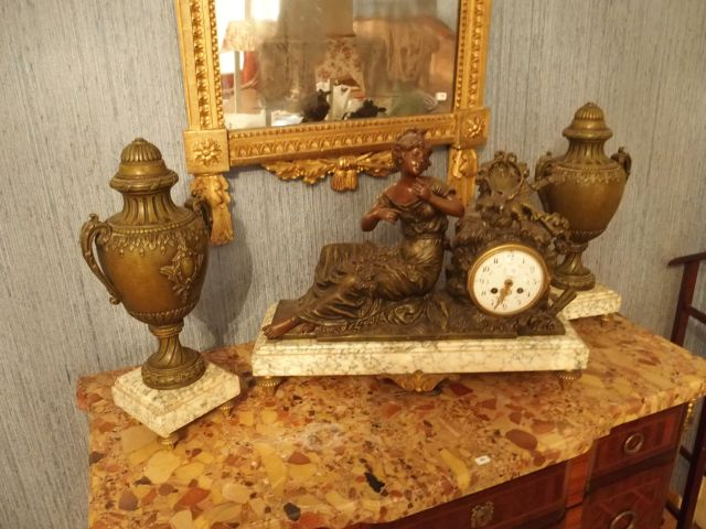 Garniture de cheminée 1900 en marbre et régule à décor de jeune fillle