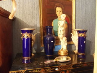 Vente aux enchères Face à main en verre de Venise, paire de vases en porcelaine de style 