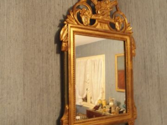 Vente aux enchères Deux Miroirs de style Louis XVI en bois doré, fronton ajouré à décor d