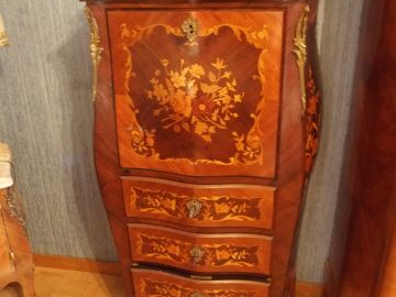 Petit Secrétaire de style Louis XV en marqueterie dessus marbre rose, 