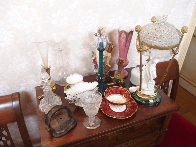 Lot comprenant : deux tasses et sous tasses, monture de vase soliflore