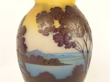 GALLE 'Lac de Côme'. Vase en verre à décor gravé en camé à l'acide ble