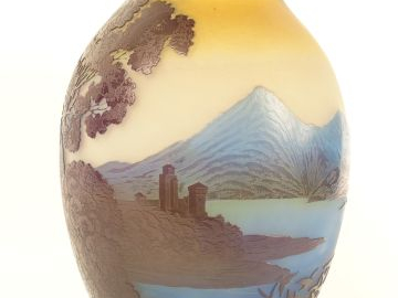 GALLE 'Lac de Côme'. Vase en verre à décor gravé en camé à l'acide ble