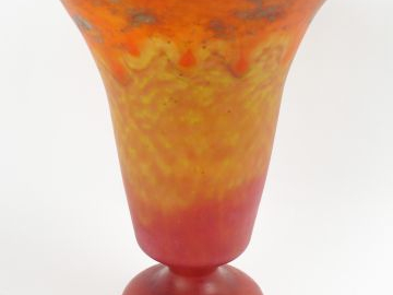 SCHNEIDER. Coupe sur talon en verre poudré orange, jaune et bleu. Sign