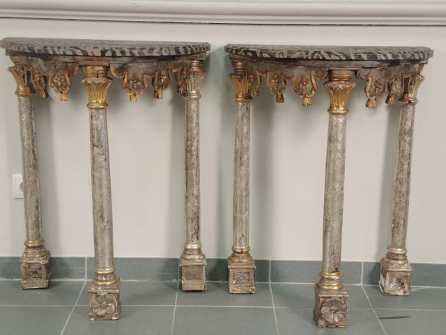 Paire de consoles demi -lune de style baroque en bois sculpté doré et 