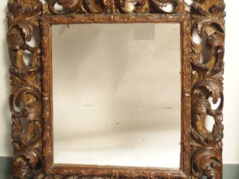 Miroir de style italien en bois mouluré et sculpté, à décor de rinceau