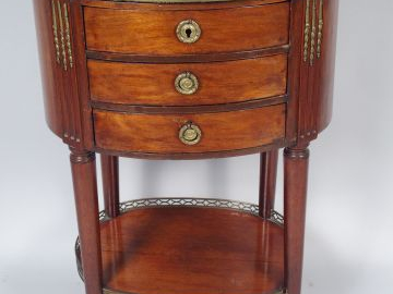 Chevet tambour de style Louis XVI en acajou, pieds fuselés, ouvrant à 