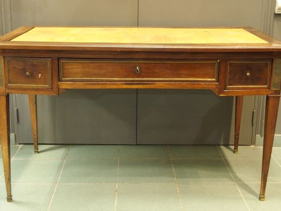 Bureau XIX ème en acajou, ouvrant à trois tiroirs en ceinture, gainé d