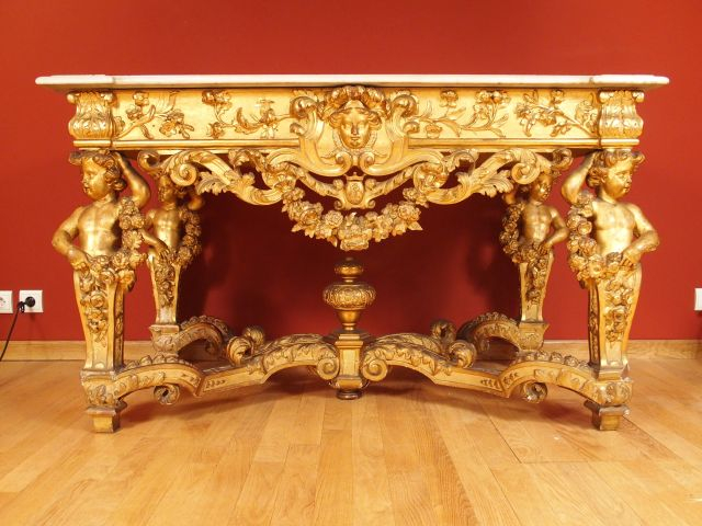 Console de style Louis XIV à quatre pieds, en bois sculpté et doré, à 