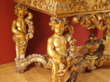 Console de style Louis XIV à quatre pieds, en bois sculpté et doré, à 