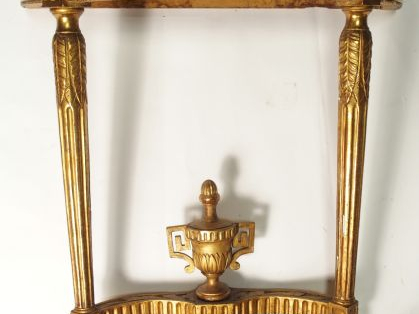 Console demie-lune Louis XVI en bois mouluré, sculpté et doré, à décor