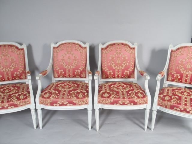 Suite de quatre fauteuils à dos plat Louis XVI, en bois  relaqué blanc
