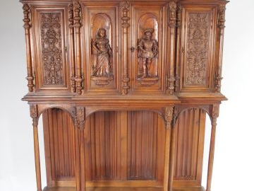 Crédence de style Renaissance en noyer mouluré et sculpté, à décor d'u