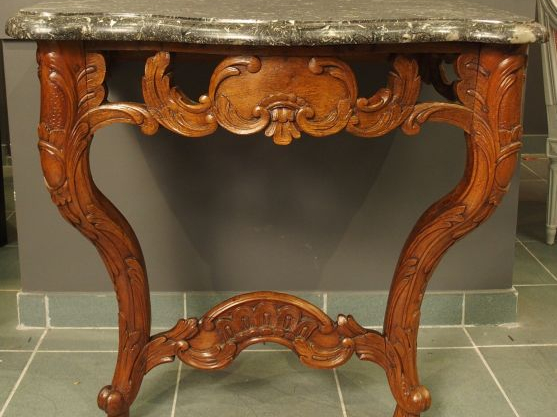 Console de style Louis XV en bois naturel, mouluré et sculpté, à décor
