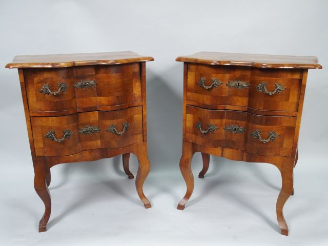 Paire de petites commodes italiennes d'entre-deux en noyer mouluré et 